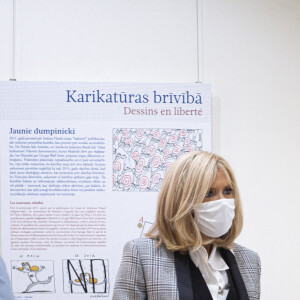 La première dame de France Brigitte Macron visite l'exposition des dessins de presse "Dessins en liberté" à la Maison de l'Europe à Riga, Lettonie. Le 30 septembre 2020 © Eliot Blondet / Pool / Bestimage