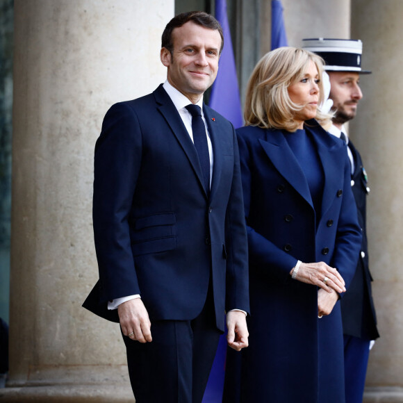 Le président Emmanuel Macron, la première dame Brigitte Macron - Le président de la République et sa femme accueillent le président du conseil européen et le premier ministre du Luxembourg au palais de l'Elysée à Paris