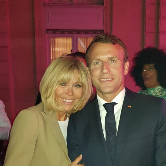 Le président Emmanuel Macron et sa femme Brigitte Macron - Après avoir remis la légion d'honneur à E.John, E.Macron lance en présence de la star la Fête de la Musique au Palais de l'Elysée. Pour l'occasion la cours est ouverte au public et des groupes de musique exclusivement féminins ont été invités. Un appel à la mobilisation internationale pour accroître les fonds de la lutte contre le sida, le paludisme et la tuberculose a également été lancé au cours de l'évènement. Paris, le 21 juin 2019.