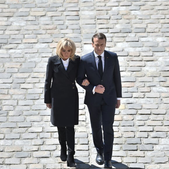 Le président de la République française Emmanuel Macron et sa femme la Première Dame Brigitte Macron - Le président de la République française préside une cérémonie d’hommage national en l’honneur des premiers maitres Cédric de Pierrepont et Alain Bertoncello à l’Hôtel national des Invalides à Paris, France, le 14 mai 2019 © Eliot Blondet/Pool/Bestimage