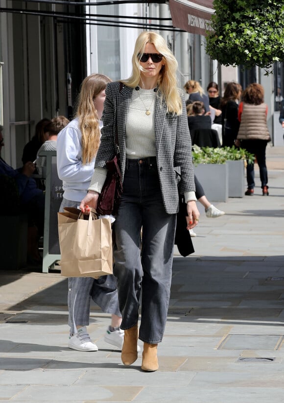 Claudia Schiffer et sa fille Clementine lors d'une séance shopping dans les rues de Londres le 17 avril 2018.