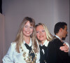 Claudia Schiffer dans les coulisses du défilé Chanel avec Estelle Lefébure en 1993.