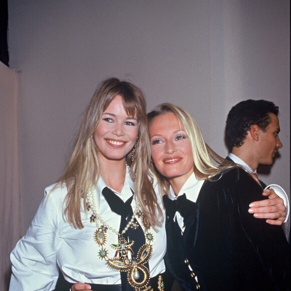Claudia Schiffer dans les coulisses du défilé Chanel avec Estelle Lefébure en 1993.