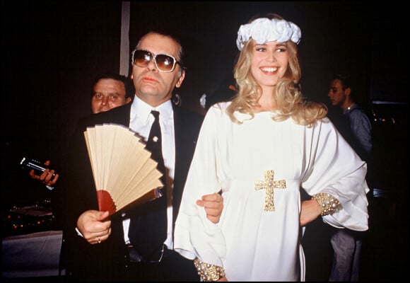 Claudia Schiffer et Karl Lagerfeld lors du défilé Chanel haute couture automne-hiver en 1992 à Paris. 