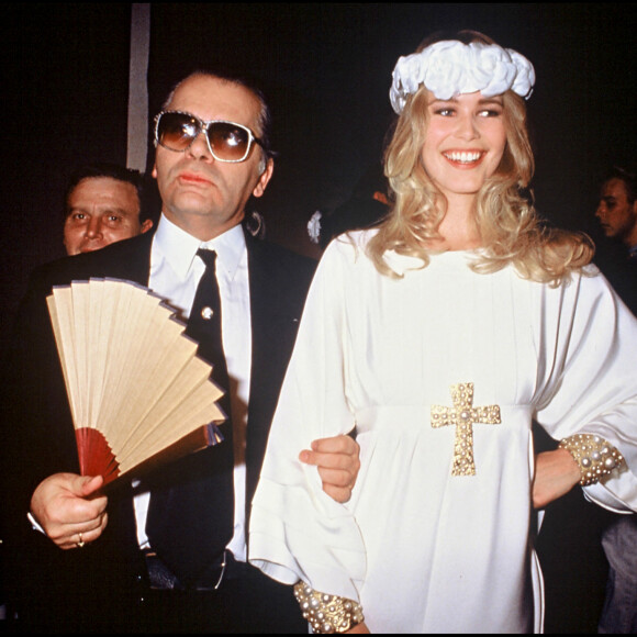 Claudia Schiffer et Karl Lagerfeld lors du défilé Chanel haute couture automne-hiver en 1992 à Paris. 