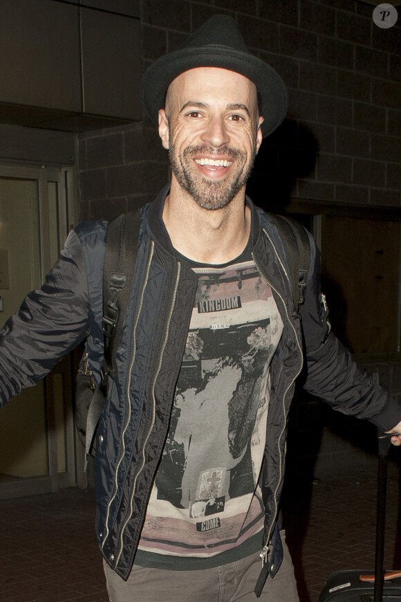 Exclusif - Le chanteur Chris Daughtry fait un selfie avec une fan à l'aéroport de la Nouvelle-Orleans le 17 mars 2016. © CPA/Bestimage