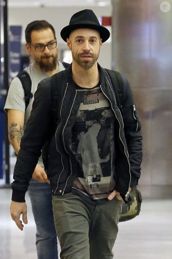 Exclusif - Le chanteur Chris Daughtry fait un selfie avec une fan à l'aéroport de la Nouvelle-Orleans le 17 mars 2016. © CPA/Bestimage