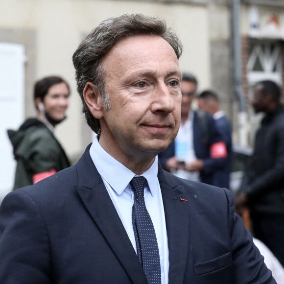 Stéphane Bern lors d'une rencontre avec les habitants de Illiers-Combray en Eure-et-Loir après la visite du Musée Marcel Proust - Maison de Tante Léonie le 15 septembre 2021. © Stéphane Lemouton / Bestimage 