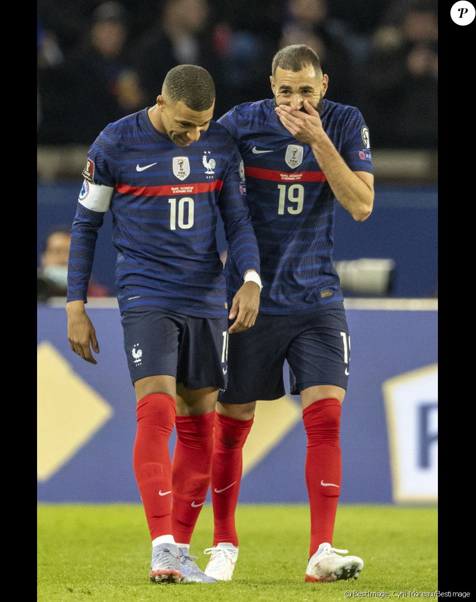 Kylian Mbappé et Karim Benzema lors du match de football de qualification pour la Coupe du monde 2022 entre la France et le Kazakhstan au stade Parc des Princes à Paris, France, le 13 novembre 2021. La France a gagné 8-0. © Cyril Moreau/Bestimage