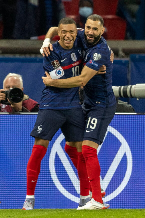 Kylian Mbappé et Karim Benzema lors du match de football de qualification pour la Coupe du monde 2022 entre la France et le Kazakhstan au stade Parc des Princes à Paris, France © Cyril Moreau/Bestimage