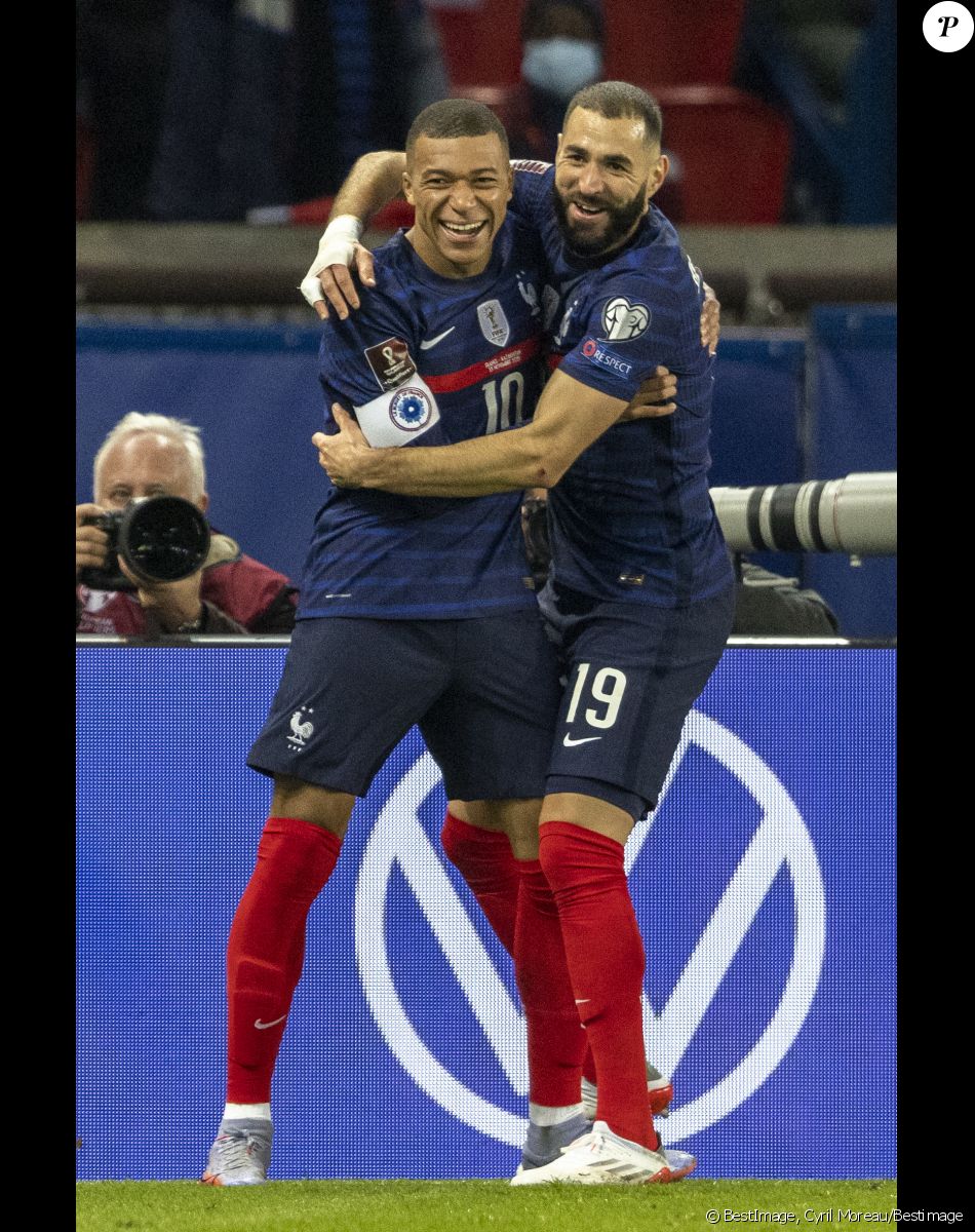 Kylian Mbappé et Karim Benzema lors du match de football de qualification pour la Coupe du monde 2022 entre la France et le Kazakhstan au stade Parc des Princes à Paris, France © Cyril Moreau/Bestimage