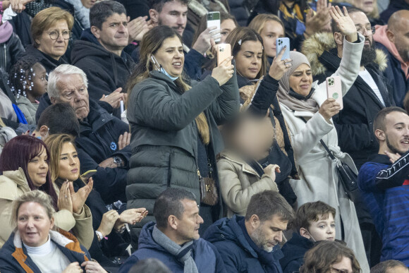 Chloé de Launay (compagne de K.Benzema) avec sa fille Mélia et la famille Benzema dans les tribunes lors du match de football de qualification pour la Coupe du monde 2022 entre la France et le Kazakhstan au stade Parc des Princes à Paris, France, le 13 novembre 2021. La France a gagné 8-0. © Cyril Moreau/Bestimage 