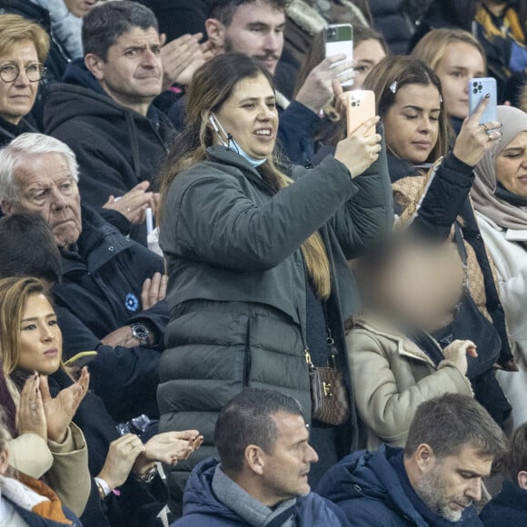 Chloé de Launay (compagne de K.Benzema) avec sa fille Mélia et la famille Benzema dans les tribunes lors du match de football de qualification pour la Coupe du monde 2022 entre la France et le Kazakhstan au stade Parc des Princes à Paris, France, le 13 novembre 2021. La France a gagné 8-0. © Cyril Moreau/Bestimage 