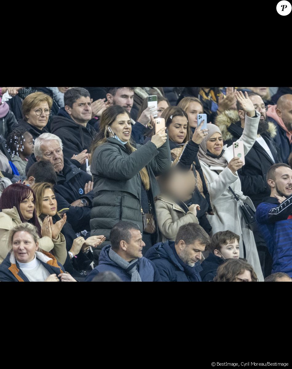 Chloé de Launay (compagne de K.Benzema) avec sa fille Mélia et la famille Benzema dans les tribunes lors du match de football de qualification pour la Coupe du monde 2022 entre la France et le Kazakhstan au stade Parc des Princes à Paris, France, le 13 novembre 2021. La France a gagné 8-0. © Cyril Moreau/Bestimage