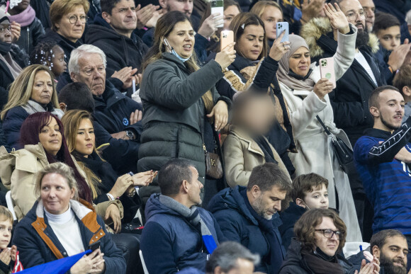 Chloé de Launay (compagne de K.Benzema) avec sa fille Mélia et la famille Benzema dans les tribunes lors du match de football de qualification pour la Coupe du monde 2022 entre la France et le Kazakhstan au stade Parc des Princes à Paris, France, le 13 novembre 2021. La France a gagné 8-0. © Cyril Moreau/Bestimage 