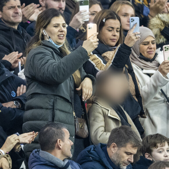 Chloé de Launay (compagne de K.Benzema) avec sa fille Mélia et la famille Benzema dans les tribunes lors du match de football de qualification pour la Coupe du monde 2022 entre la France et le Kazakhstan au stade Parc des Princes à Paris, France, le 13 novembre 2021. La France a gagné 8-0. © Cyril Moreau/Bestimage 