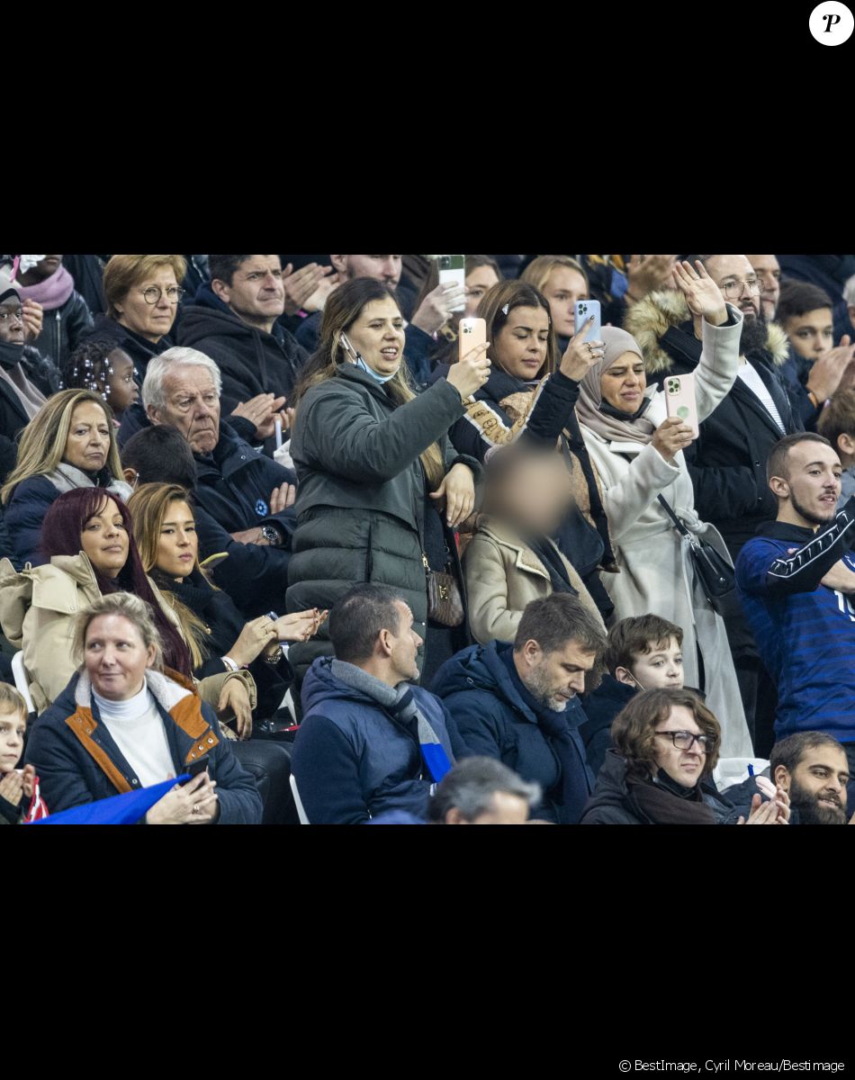 Chloé de Launay (compagne de K.Benzema) avec sa fille Mélia et la famille Benzema dans les tribunes lors du match de football de qualification pour la Coupe du monde 2022 entre la France et le Kazakhstan au stade Parc des Princes à Paris, France, le 13 novembre 2021. La France a gagné 8-0. © Cyril Moreau/Bestimage