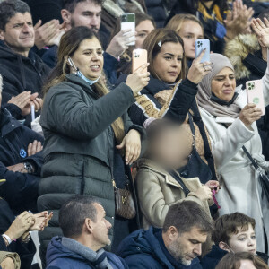 Chloé de Launay (compagne de K.Benzema) avec sa fille Mélia et la famille Benzema dans les tribunes lors du match de football de qualification pour la Coupe du monde 2022 entre la France et le Kazakhstan au stade Parc des Princes à Paris, France, le 13 novembre 2021. La France a gagné 8-0. © Cyril Moreau/Bestimage 