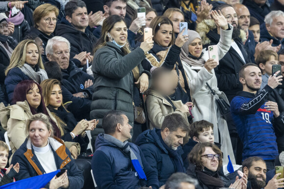 Chloé de Launay (compagne de K.Benzema) avec sa fille Mélia et la famille Benzema dans les tribunes lors du match de football de qualification pour la Coupe du monde 2022 entre la France et le Kazakhstan au stade Parc des Princes à Paris, France, le 13 novembre 2021. La France a gagné 8-0. © Cyril Moreau/Bestimage 