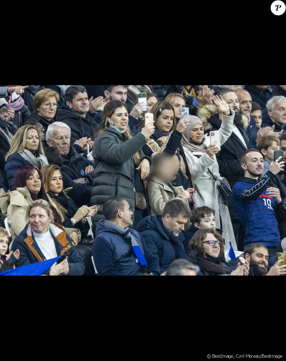 Chloé de Launay (compagne de K.Benzema) avec sa fille Mélia et la famille Benzema dans les tribunes lors du match de football de qualification pour la Coupe du monde 2022 entre la France et le Kazakhstan au stade Parc des Princes à Paris, France, le 13 novembre 2021. La France a gagné 8-0. © Cyril Moreau/Bestimage