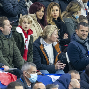 Chloé de Launay (compagne de K.Benzema) et Karim Benzema dans les tribunes lors du match de football de qualification pour la Coupe du monde 2022 entre la France et le Kazakhstan au stade Parc des Princes à Paris, France, le 13 novembre 2021. La France a gagné 8-0. © Cyril Moreau/Bestimage 