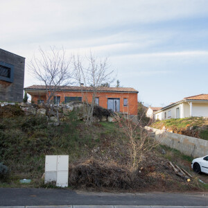 La maison en construction de Delphine Jubillar (Aussaguel) , disparue sans laisser de traces depuis le 16 décembre 2020 à Cagnac les Mines dans le Tarn. Un gendarme et une équipe du service des eaux ont mené des investigations pour chercher des traces dans le réseau raccordé à la maison. Le 7 janvier 2021  © Frédéric Maligne / Bestimage  