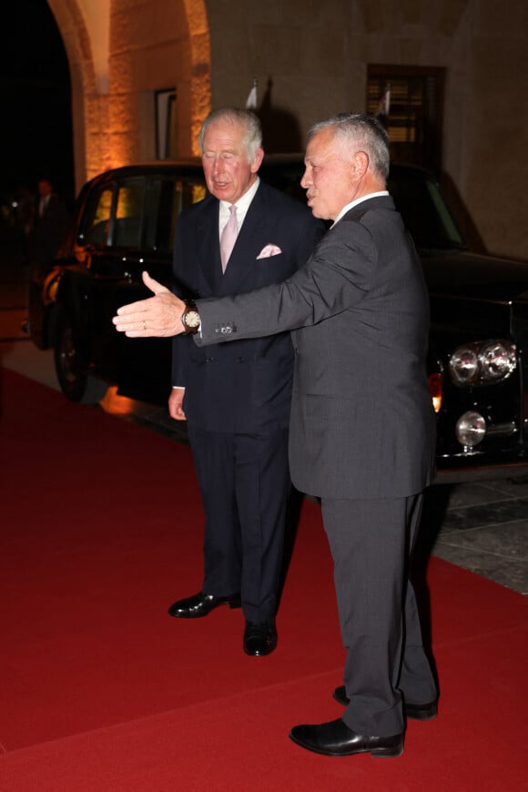 Camilla Parker Bowles, duchesse de Cornouailles, Le prince Charles, prince de Galles, le roi Abdallah II, la reine Rania de Jordanie assistent à un dîner au palais Al Husseiniya à Amman en Jordanie le 16 novembre 2021.