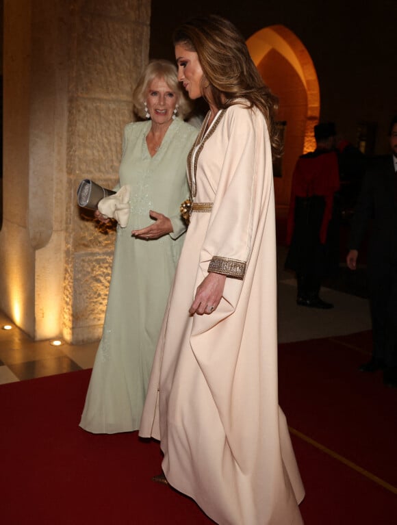 Camilla Parker Bowles, duchesse de Cornouailles, Le prince Charles, prince de Galles, le roi Abdallah II, la reine Rania de Jordanie assistent à un dîner au palais Al Husseiniya à Amman en Jordanie le 16 novembre 2021.