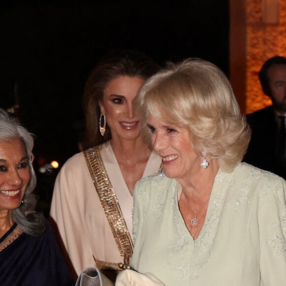 Camilla Parker Bowles, duchesse de Cornouailles, Le prince Charles, prince de Galles, le roi Abdallah II, la reine Rania de Jordanie assistent à un dîner au palais Al Husseiniya à Amman en Jordanie le 16 novembre 2021.