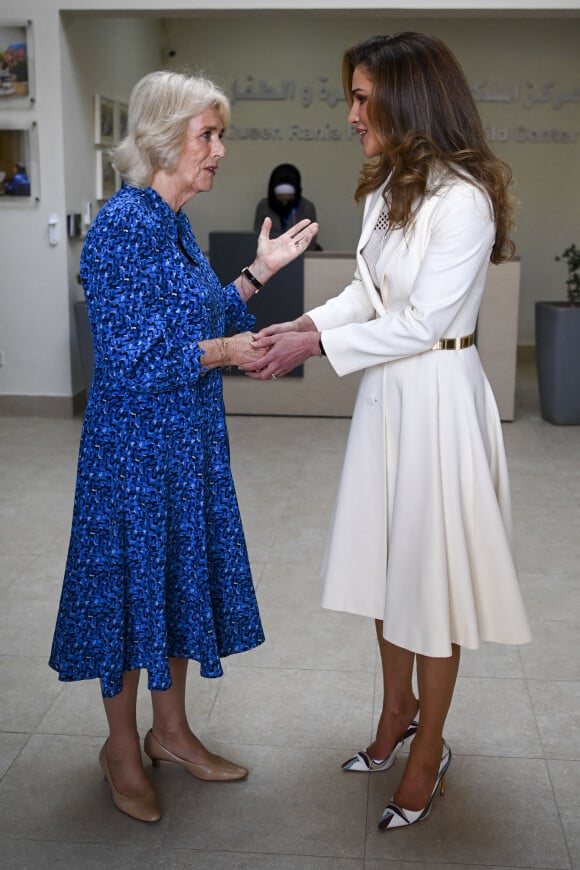 La reine Rania de Jordanie et Camilla Parker Bowles, duchesse de Cornouailles, en visite au centre "Queen Rania Family and Children" à Amman. Le 16 novembre 2021