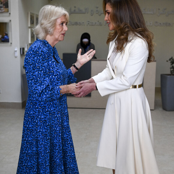 La reine Rania de Jordanie et Camilla Parker Bowles, duchesse de Cornouailles, en visite au centre "Queen Rania Family and Children" à Amman. Le 16 novembre 2021