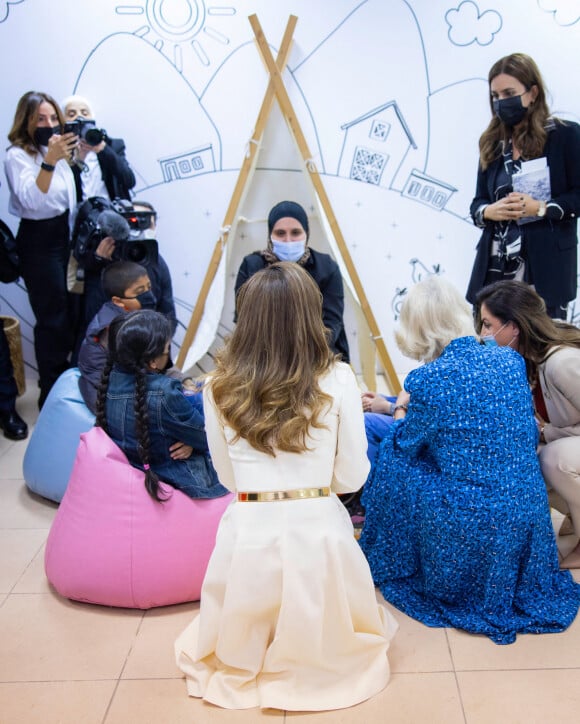 La reine Rania de Jordanie et Camilla Parker Bowles, duchesse de Cornouailles, en visite au centre "Queen Rania Family and Children" à Amman. Le 16 novembre 2021