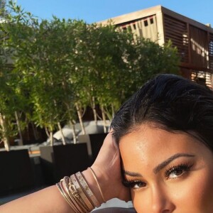 Maeva Ghennam dans une piscine