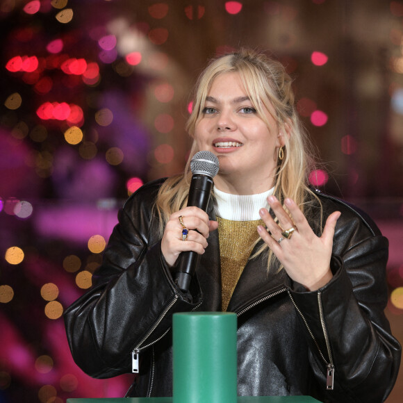 Louane Emera - Lancement de "1,2,3... Noël" lors de l'inauguration des vitrines et du sapin de Noël 2021 des Galeries Lafayette Haussmann 2021 à Paris. Le 17 novembre 2021.