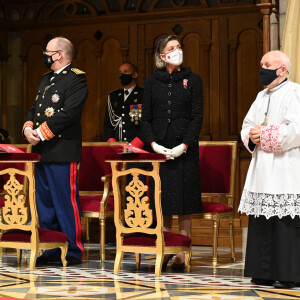 Le prince Albert de Monaco, les princesses Caroline et Stéphanie lors de la messe célébrée à l'occasion de la Fête nationale de Monaco, le 19 novembre 2021.