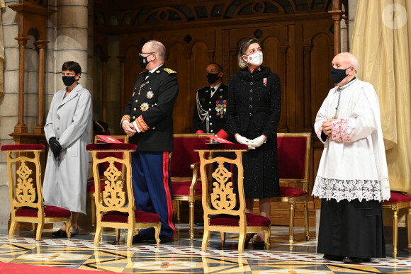 Le prince Albert de Monaco, les princesses Caroline et Stéphanie lors de la messe célébrée à l'occasion de la Fête nationale de Monaco, le 19 novembre 2021.