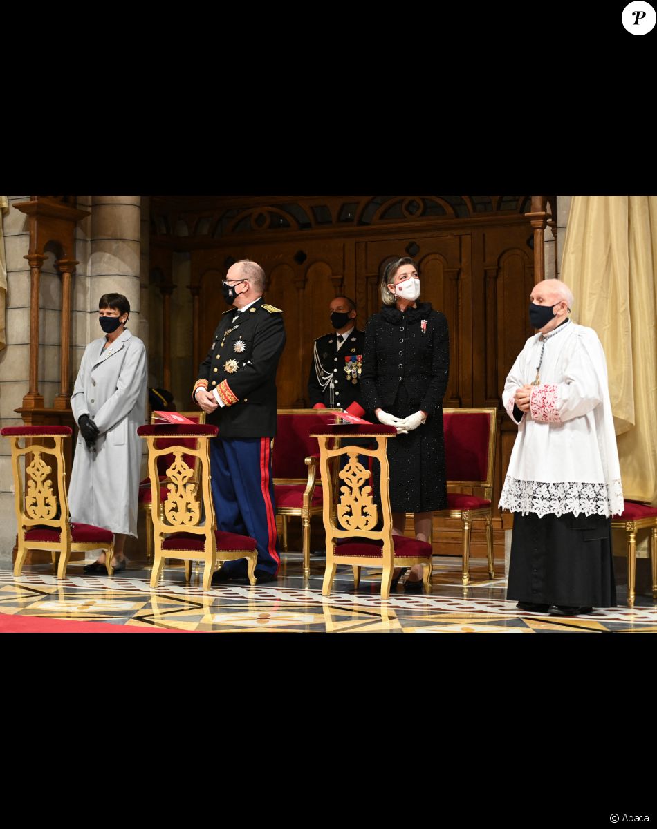 Le prince Albert de Monaco, les princesses Caroline et Stéphanie lors de la messe célébrée à l'occasion de la Fête nationale de Monaco, le 19 novembre 2021.
