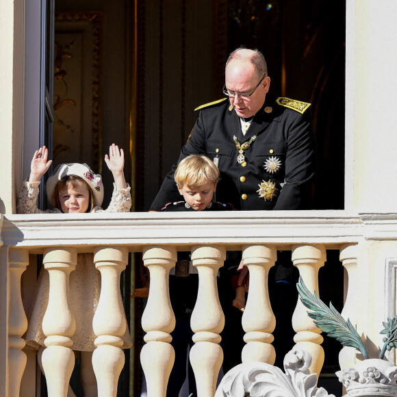 Le prince Albert de Monaco et ses enfants, le prince Jacques et la princesse Gabriella au balcon du palais princier, pour la Fête nationale de Monaco le 19 novembre 2021.