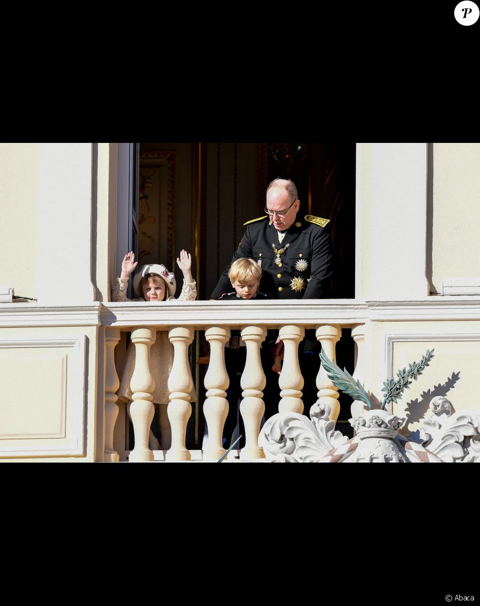 Le prince Albert de Monaco et ses enfants, le prince Jacques et la princesse Gabriella au balcon du palais princier, pour la Fête nationale de Monaco le 19 novembre 2021.