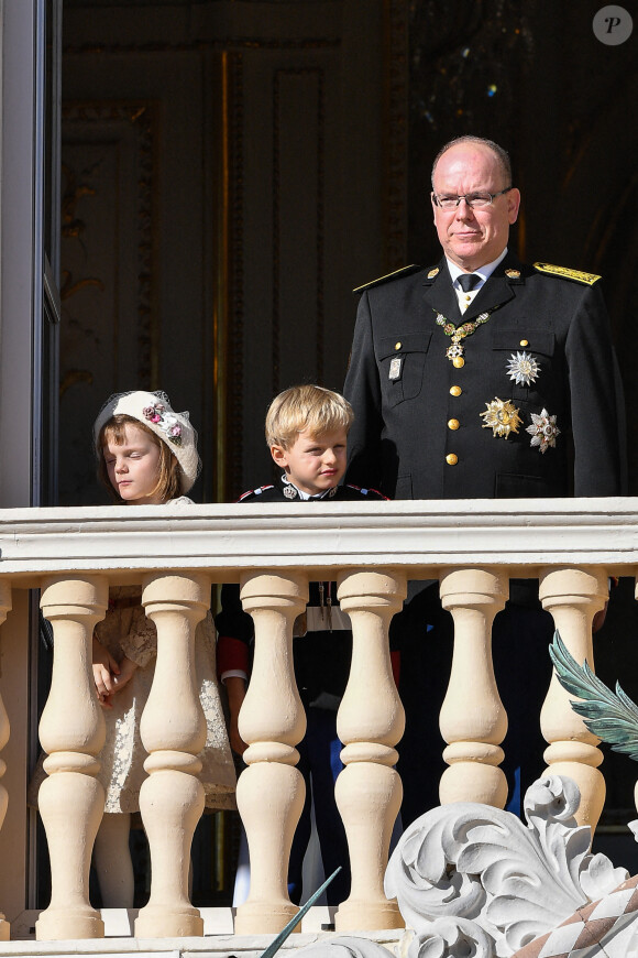 Le prince Albert de Monaco et ses enfants, le prince Jacques et la princesse Gabriella au balcon du palais princier, pour la Fête nationale de Monaco le 19 novembre 2021.
