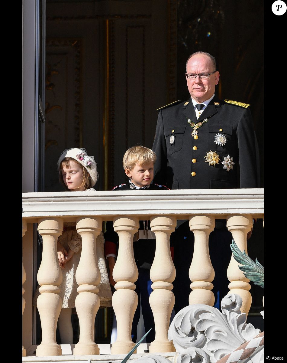 Le prince Albert de Monaco et ses enfants, le prince Jacques et la princesse Gabriella au balcon du palais princier, pour la Fête nationale de Monaco le 19 novembre 2021.