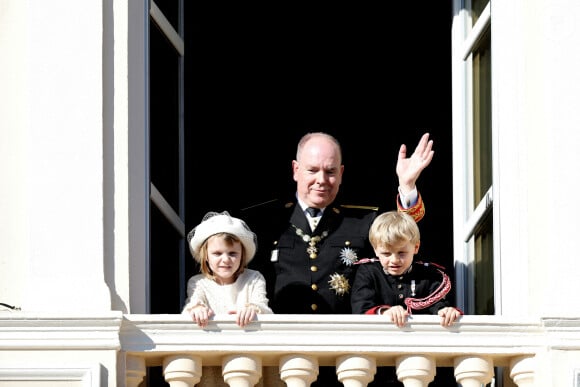 Le prince Albert II de Monaco et ses enfants, le prince héréditaire Jacques de Monaco et sa soeur la princesse Gabriella de Monaco - La famille princière de Monaco apparaît au balcon du palais lors de la fête nationale de Monaco, le 19 novembre 2021. © Bebert-Jacovides/Bestimage