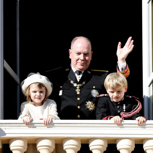 Le prince Albert II de Monaco et ses enfants, le prince héréditaire Jacques de Monaco et sa soeur la princesse Gabriella de Monaco - La famille princière de Monaco apparaît au balcon du palais lors de la fête nationale de Monaco, le 19 novembre 2021. © Bebert-Jacovides/Bestimage