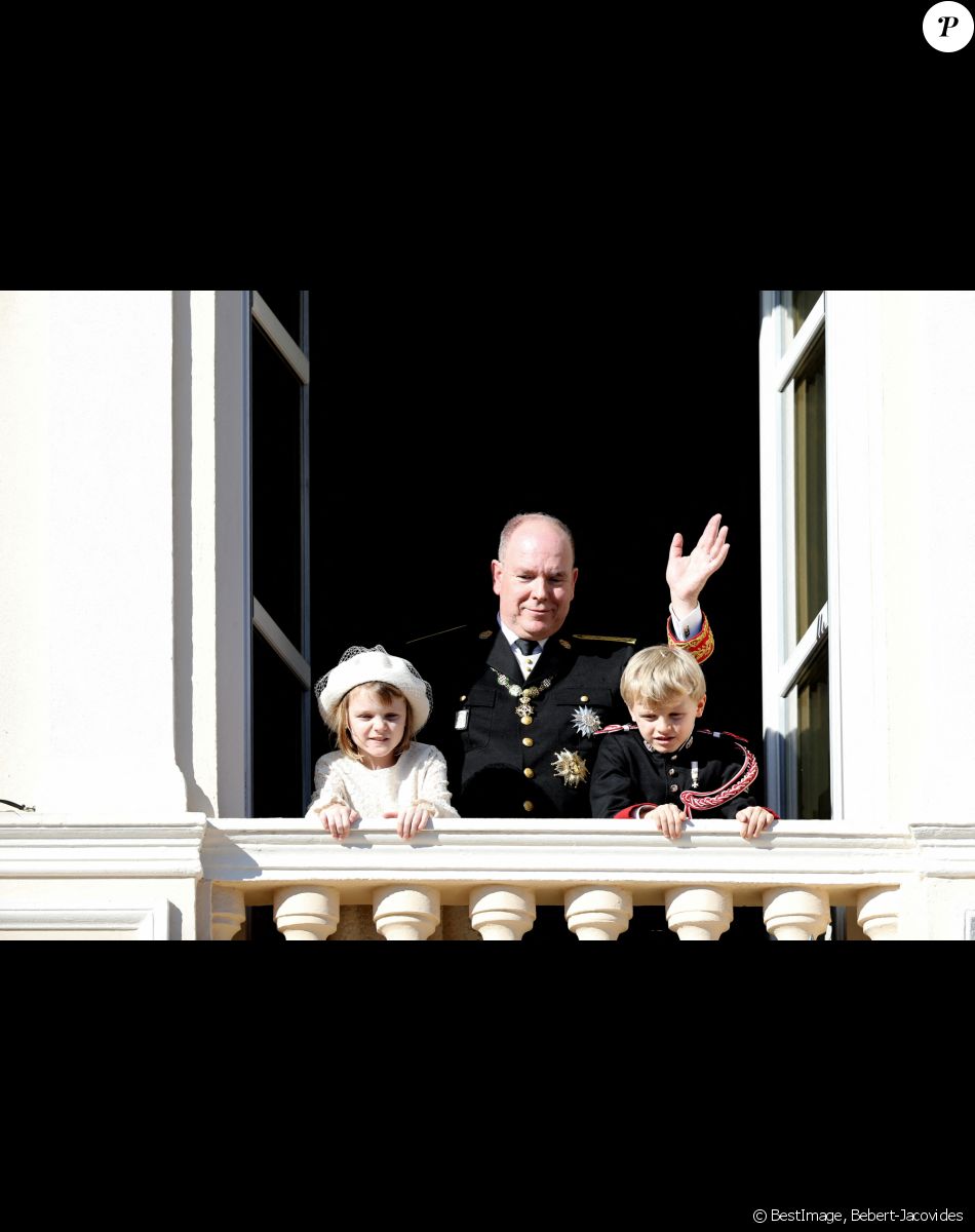 Le prince Albert II de Monaco et ses enfants, le prince héréditaire Jacques de Monaco et sa soeur la princesse Gabriella de Monaco - La famille princière de Monaco apparaît au balcon du palais lors de la fête nationale de Monaco, le 19 novembre 2021. © Bebert-Jacovides/Bestimage