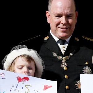 Le prince Albert II de Monaco et ses enfants, le prince héréditaire Jacques de Monaco et sa soeur la princesse Gabriella de Monaco - La famille princière de Monaco apparaît au balcon du palais lors de la fête nationale de Monaco, le 19 novembre 2021. © Bebert-Jacovides/Bestimage