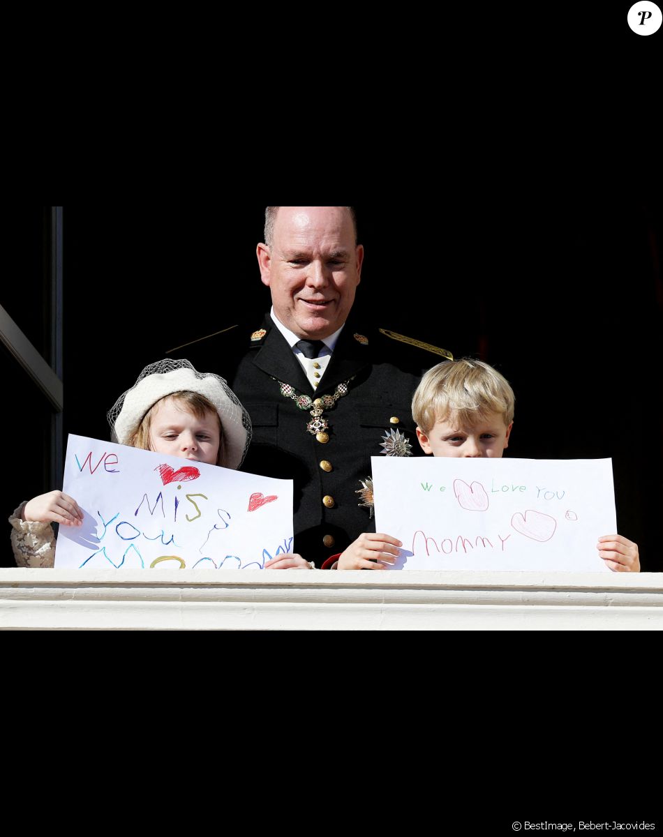 Le prince Albert II de Monaco et ses enfants, le prince héréditaire Jacques de Monaco et sa soeur la princesse Gabriella de Monaco - La famille princière de Monaco apparaît au balcon du palais lors de la fête nationale de Monaco, le 19 novembre 2021. © Bebert-Jacovides/Bestimage