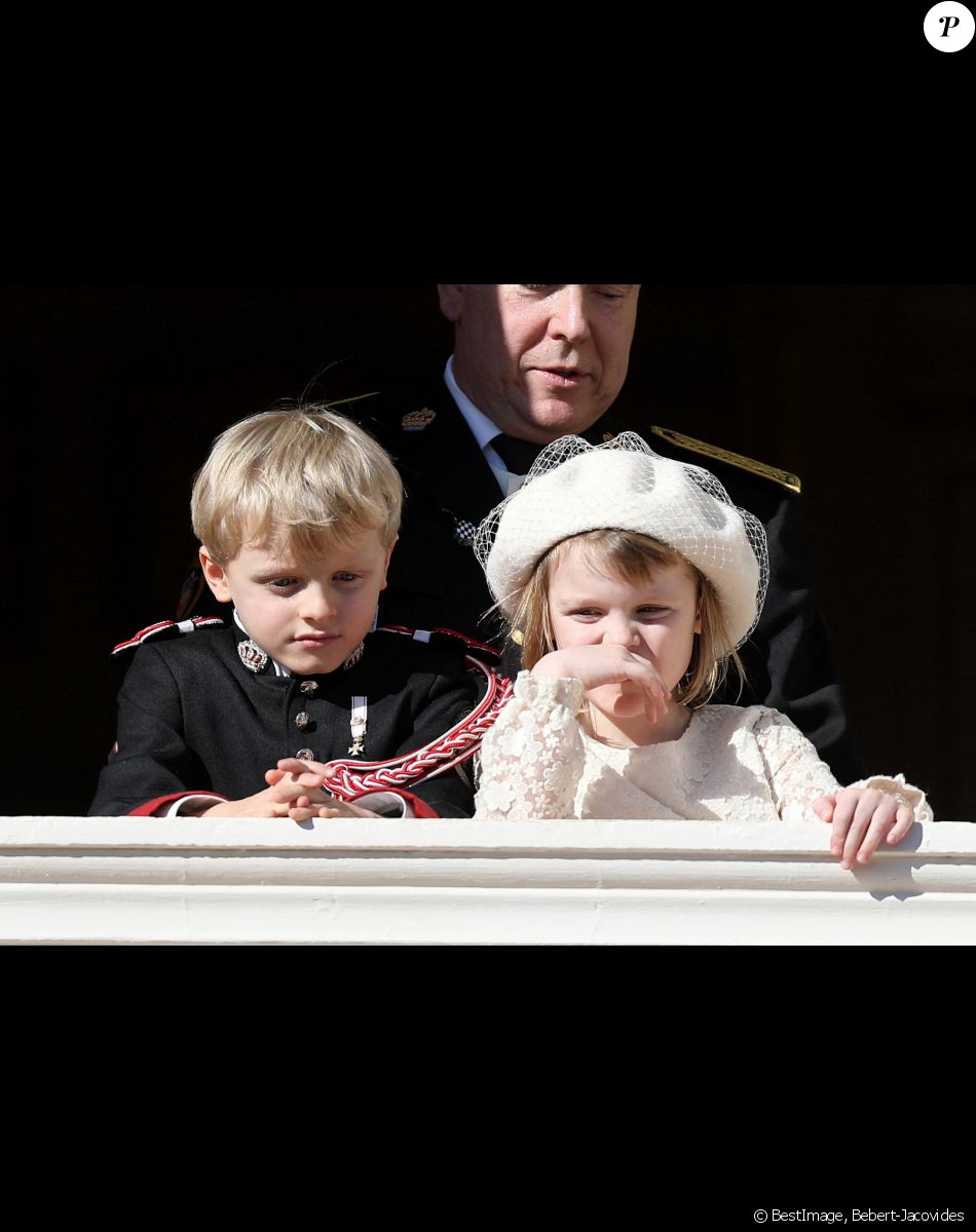 Le prince Albert II de Monaco et ses enfants, le prince héréditaire Jacques de Monaco et sa soeur la princesse Gabriella de Monaco - La famille princière de Monaco apparaît au balcon du palais lors de la fête nationale de Monaco, le 19 novembre 2021. © Bebert-Jacovides/Bestimage