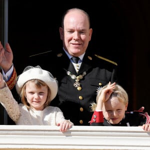 Le prince Albert II de Monaco et ses enfants, le prince héréditaire Jacques de Monaco et sa soeur la princesse Gabriella de Monaco - La famille princière de Monaco apparaît au balcon du palais lors de la fête nationale de Monaco, le 19 novembre 2021. © Bebert-Jacovides/Bestimage