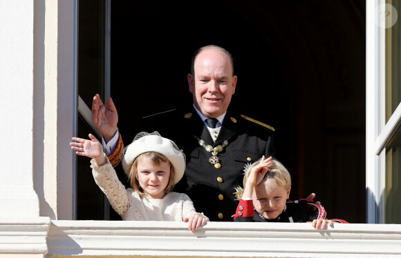 Le prince Albert II de Monaco et ses enfants, le prince héréditaire Jacques de Monaco et sa soeur la princesse Gabriella de Monaco - La famille princière de Monaco apparaît au balcon du palais lors de la fête nationale de Monaco, le 19 novembre 2021. © Bebert-Jacovides/Bestimage