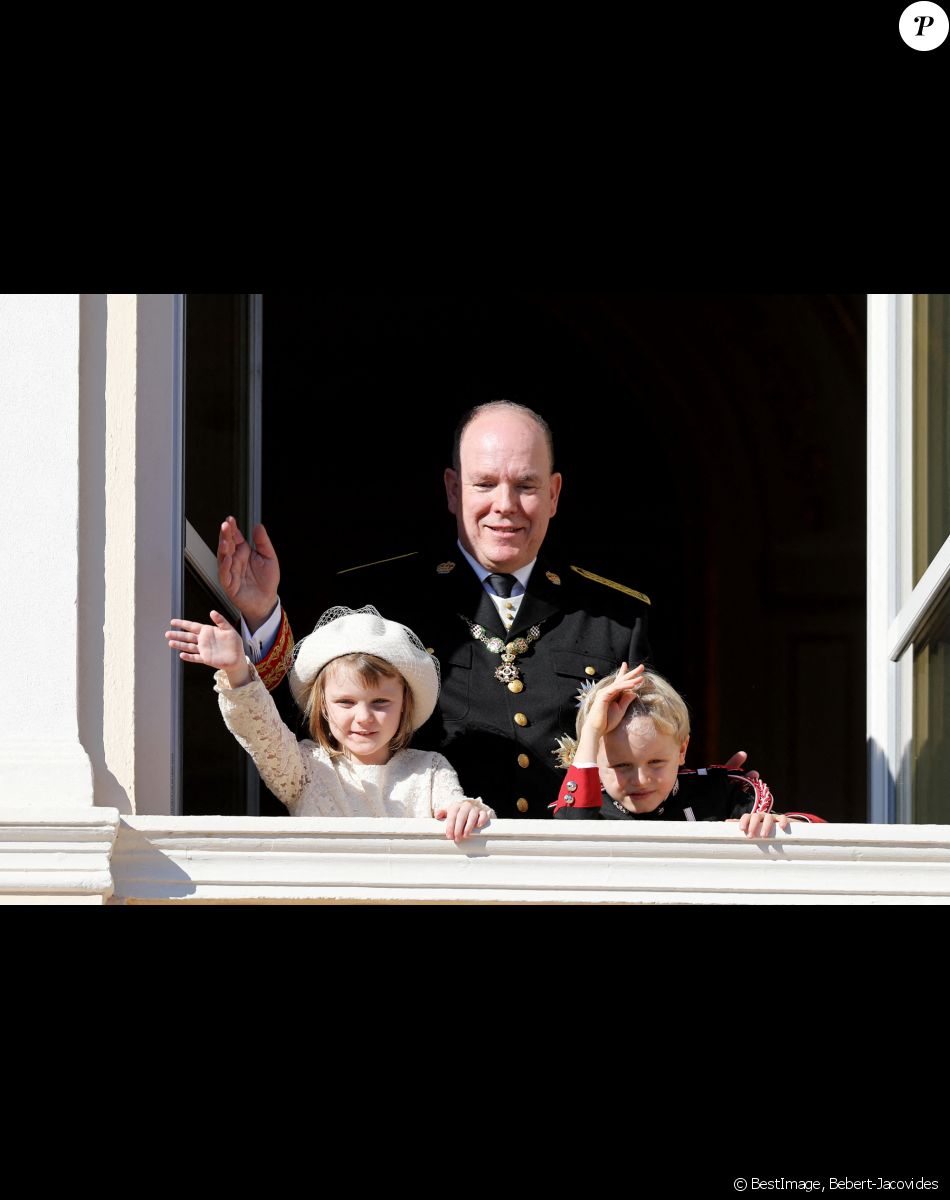Le prince Albert II de Monaco et ses enfants, le prince héréditaire Jacques de Monaco et sa soeur la princesse Gabriella de Monaco - La famille princière de Monaco apparaît au balcon du palais lors de la fête nationale de Monaco, le 19 novembre 2021. © Bebert-Jacovides/Bestimage